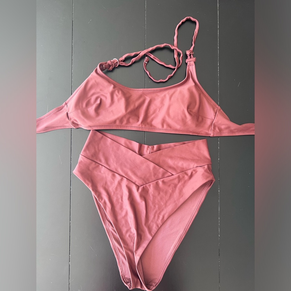 NWOT! Aerie High Waist Bikini, Size Medium. V front Bottom & Scoop Top.